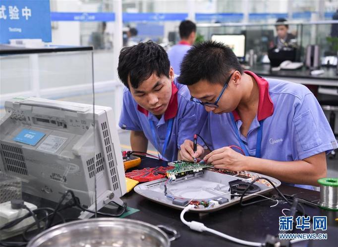 在位于广东佛山的美的生活电器测试中心,技术人员在对产品电子元器件